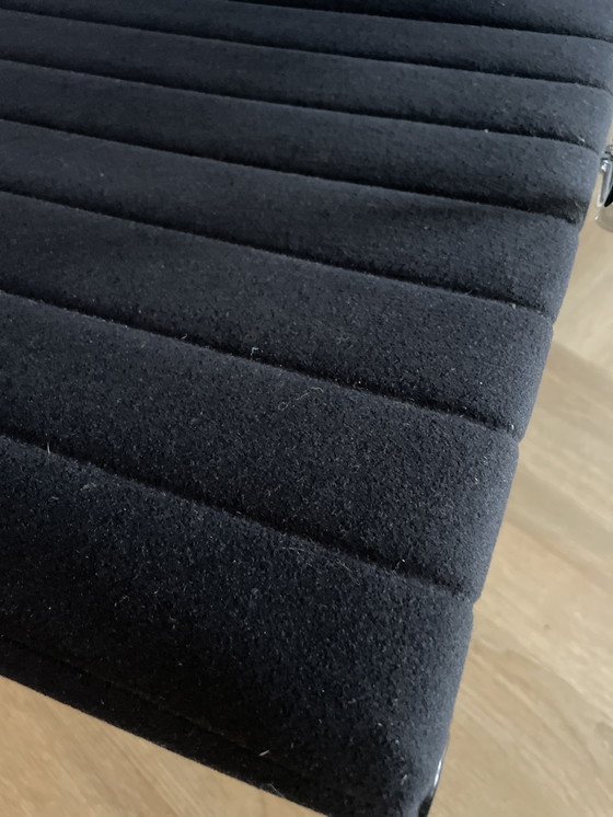 Image 1 of Sedia Eames EA107 Vitra "Hopsak/Velvet" - Vintage anni '80