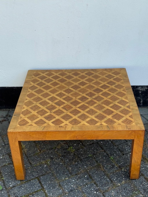 Table basse carrée italienne en noyer incrusté.