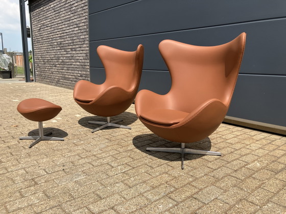 Image 1 of 2 sillas Egg de Fritz Hansen + otomana de cuero color coñac ¡En perfecto estado!