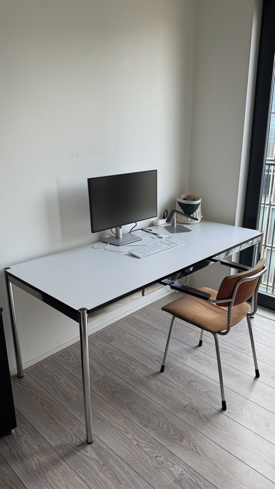 Image 1 of Bureau USM Haller d'origine avec piètement chromé et plateau blanc