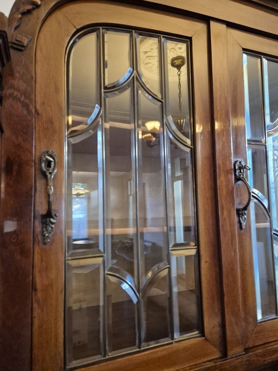 Monumentaler Schrank/Buffet im Jugendstil mit Bücherregalen (Nussbaum & Marmor) – Buffetschränke, Glass (photo 5 of 16)