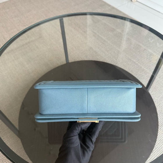Image 1 of Chanel Boy Medium - Caviar 25CM Gewatteerd Blauw Goudkleurige Hardware 25