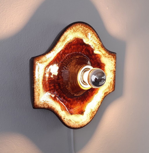 1 van 2 Keramieken aardewerken roodbruine vintage wandlampen, west germany fat lava stijl, keramische retro wandlamp, space age 