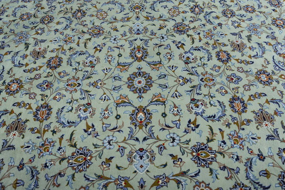 Image 1 of Tappeto in sughero Kashan annodato a mano – 423 x 304 cm – Pregiato tappeto orientale color verde pistacchio con motivi floreali