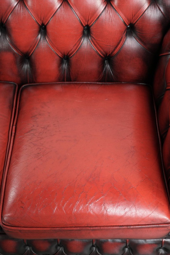 Image 1 of Englisches Chesterfield-Sofa, 2,5-/3-Sitzer, aus Rindsleder in luxuriösem Rot