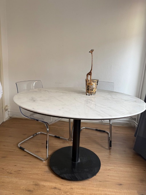 Ronde marmeren eettafel met zwarte voet