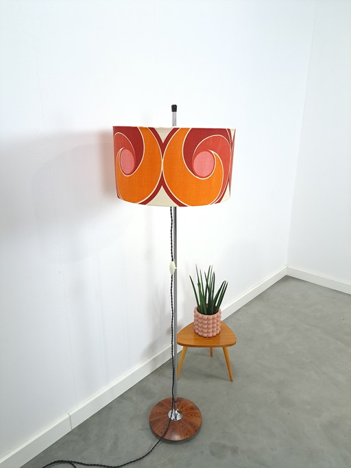 1970er Stehlampe mit farbigem Schirm und Furniersockel