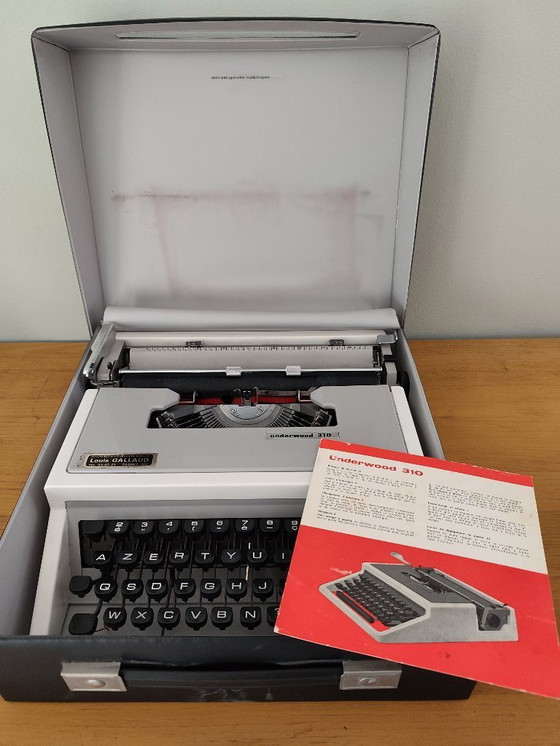 Image 1 of Underwood 310 typemachine, gemaakt in Spanje.