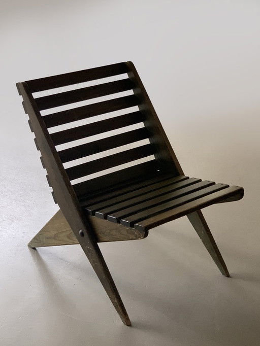 Opklapbare lattenstoel (schaarstoel)  uit het midden van de 20e eeuw