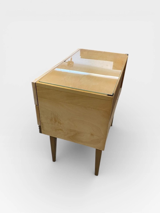 Table de nuit / Commode Vintage Mid Century – Placage érable – Poignées laiton – Plateau verre – Années (photo 4 of 10)