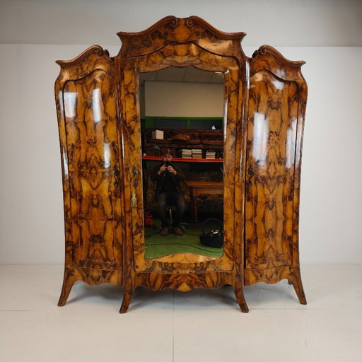 Gran armario/armario italiano antiguo en forma de bomba