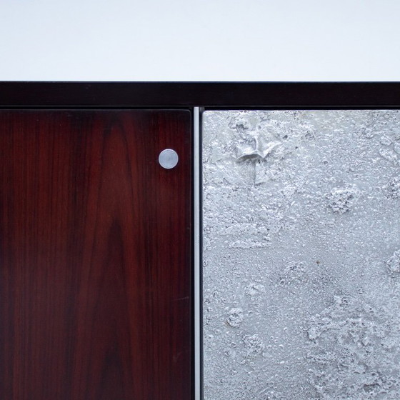 Image 1 of Moderne Italiaanse kast met metalen deurpaneel