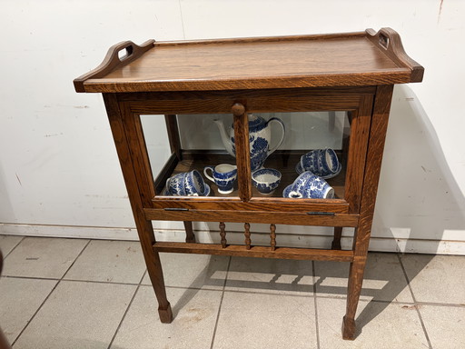 Teeschrank aus Eiche mit herausnehmbarem Tablett, Maße: 63 cm breit, 44 cm tief und 80 cm hoch