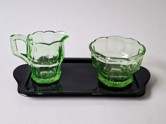 Image 1 of Servizio da crema in vetro uranio su sottopiatto nero - anni '30