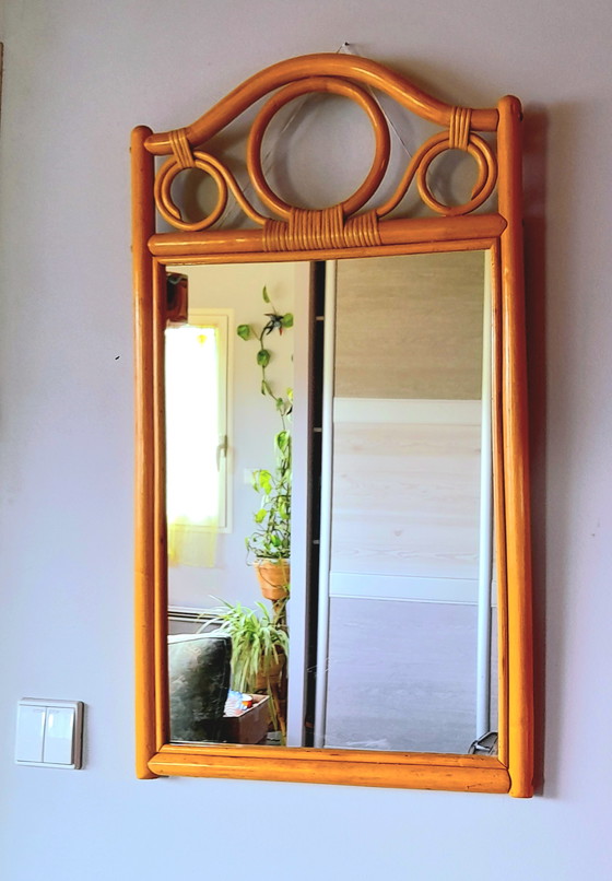 Image 1 of Espejo de madera curvada y ratán