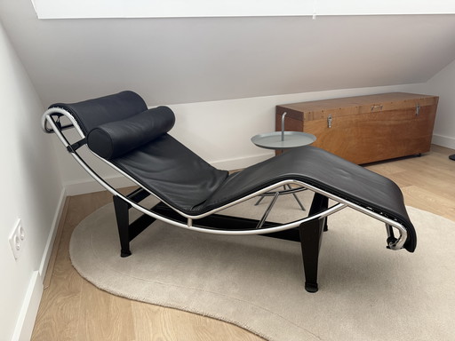 Tumbona Le Corbusier LC4 en piel negra.