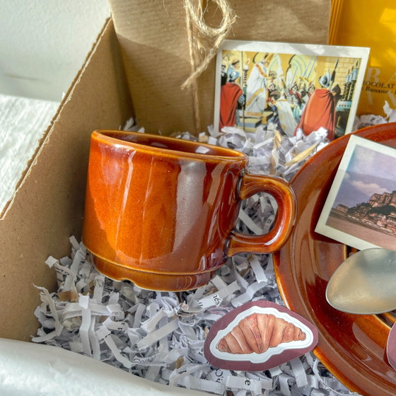 Mystery Box Vintage – Cioccolata Calda Bistrot Parisien | Tazza Antica, Libro Misterioso, Tovagliolo & (photo 3 of 12)