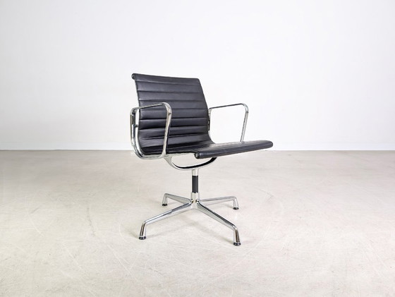 Image 1 of Originele set van 3 Vitra Charles & Ray Eames stoelen EA 108, zwart leer.