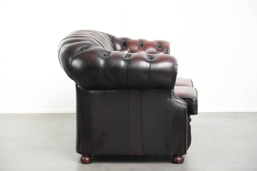 Canapé Chesterfield 2 places en cuir de vachette anglais ancien rouge/marron, au style magnifique et au charme intemporel.