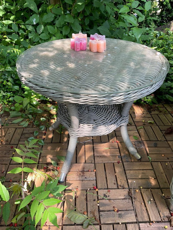 Image 1 of Conjunto de tumbonas de jardín grises con una mesa pequeña.