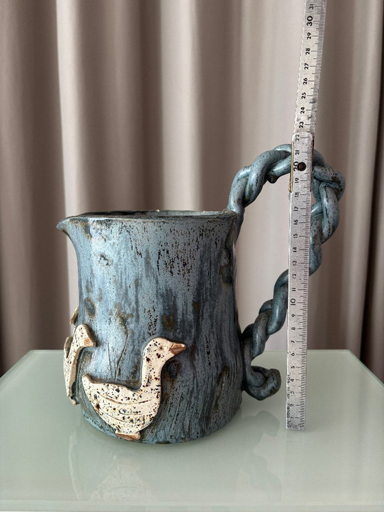 Keramische kan met gevlochten handvat en reliëffiguren, Decoratieve objecten, Keramiek, Blauw, Rustic (foto 9 van 11)