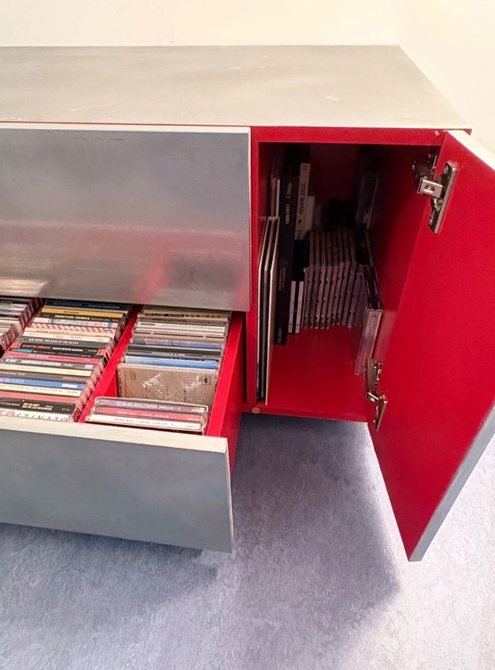 Image 1 of Zinc coulé avec art rouge Arno Kortschot Meuble CD