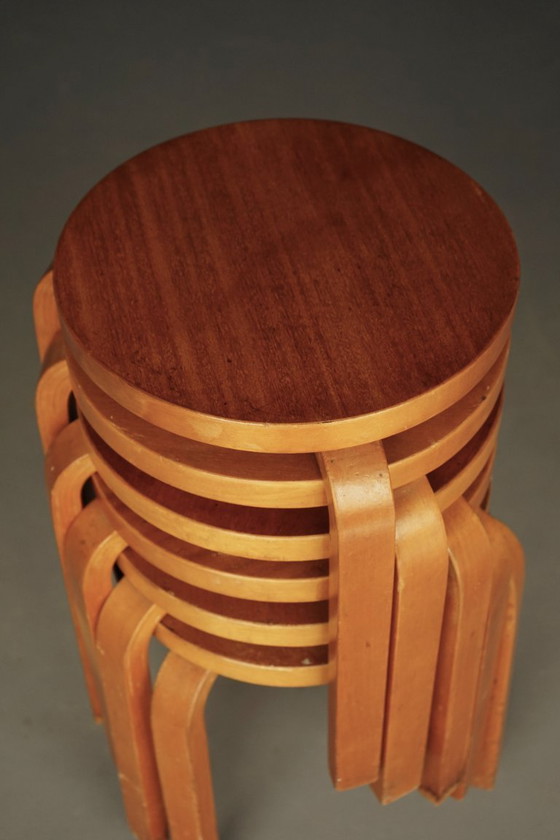 Image 1 of Set van 6 krukken model 60 van Alvar Aalto voor Artek Finland, jaren 1940.