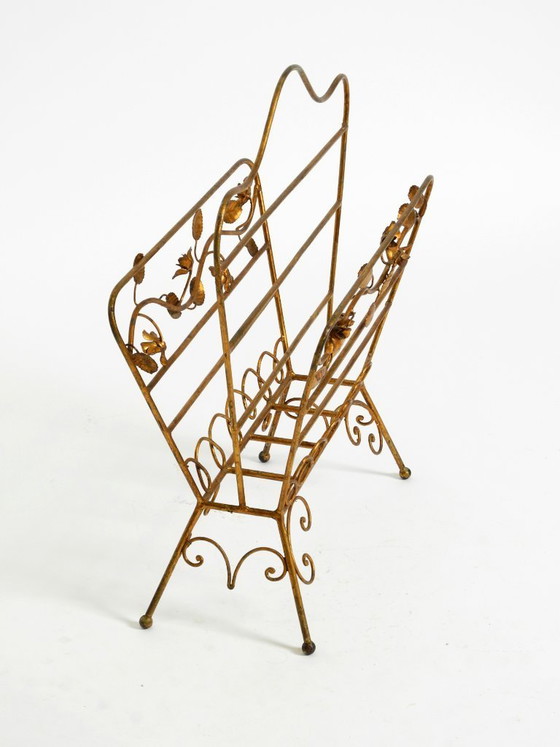 Image 1 of Straordinario portariviste e giornali in stile moderno di metà secolo con struttura in metallo dorato.