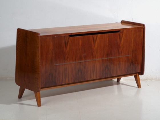 Credenza con vetrina Mid-Century impiallacciata in noce con gambe affusolate – Cecoslovacchia, circa 1960 (photo 5 of 39)
