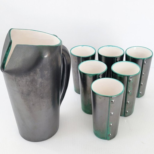 Jarra y 6 vasos vintage de cerámica negra nacarada con aspecto metálico de los años 60, firmados.
