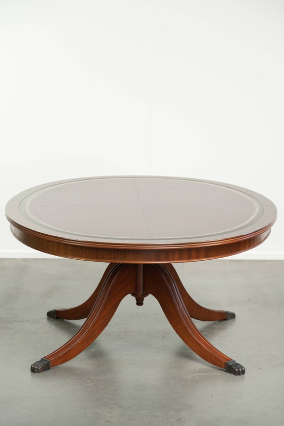 Eleganter ovaler Couchtisch mit roter Lederplatte im englischen Stil mit schönen Details aus dem 20. (photo 5 of 10)
