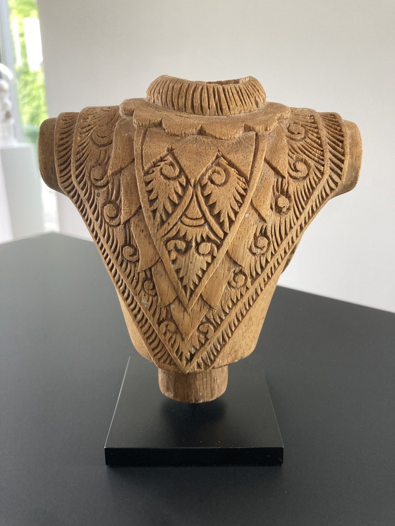 Image 1 of Statuetta in legno intagliato di corazza, altezza 17 cm