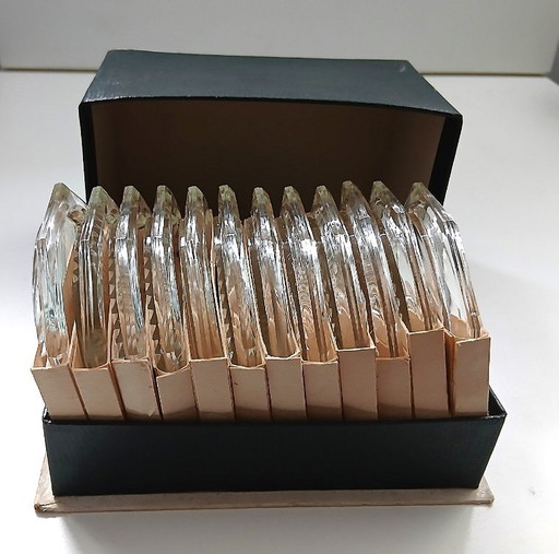 (W016) Komplettes Set aus 12 antiken Kristalluntersetzern – Hergestellt in der Tschechoslowakei – 9 x 9 cm – Neuwertig