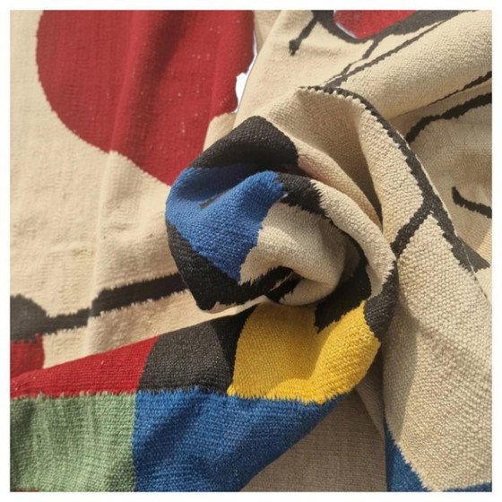 Tapisserie tissée à la main « Le Sourire des ailes flamboyantes » de Joan Miró | Laine sur coton (82 × 60 po) (photo 6 of 8)