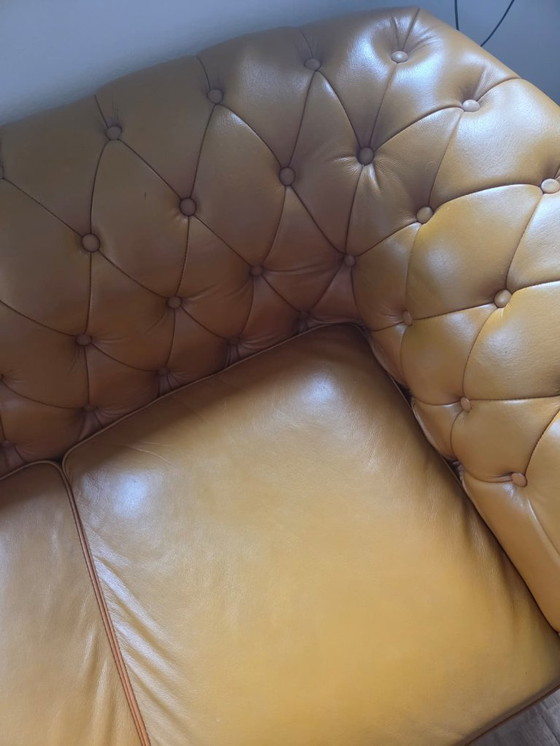 Image 1 of Divano Chesterfield giallo - 2 persone