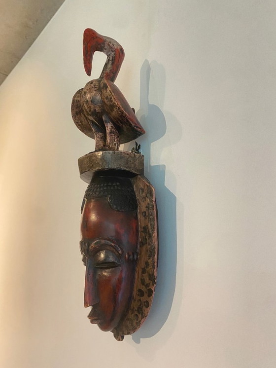 Image 1 of West-Afrikaans houten masker met vogelbekroning – handgesneden, 20e eeuw