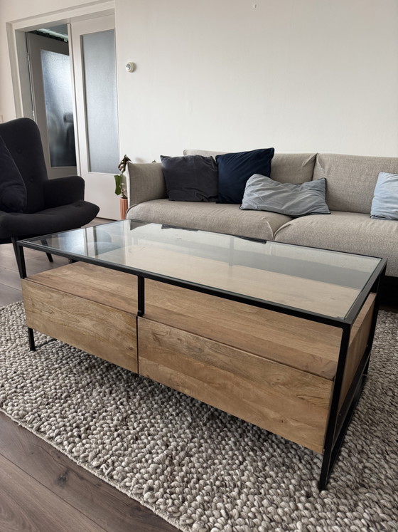 Image 1 of Mesa de centro MADE de madera maciza de mango con tapa de cristal y espacio de almacenamiento – Excelente estado