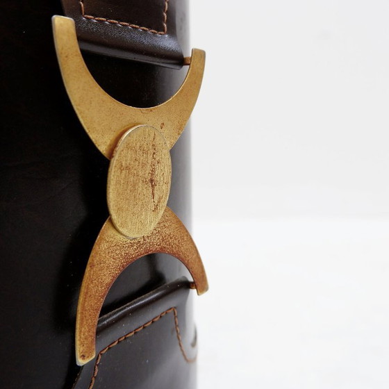 Image 1 of Papelera de cuero marrón con hebilla decorativa de latón.
