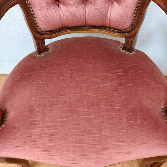 Image 1 of Ensemble de deux chaises et fauteuils vintage français Louis XV en bois et velours