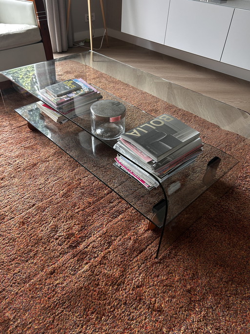 Design Couchtisch - gebogenes Glas mit beweglichem Glasfuß