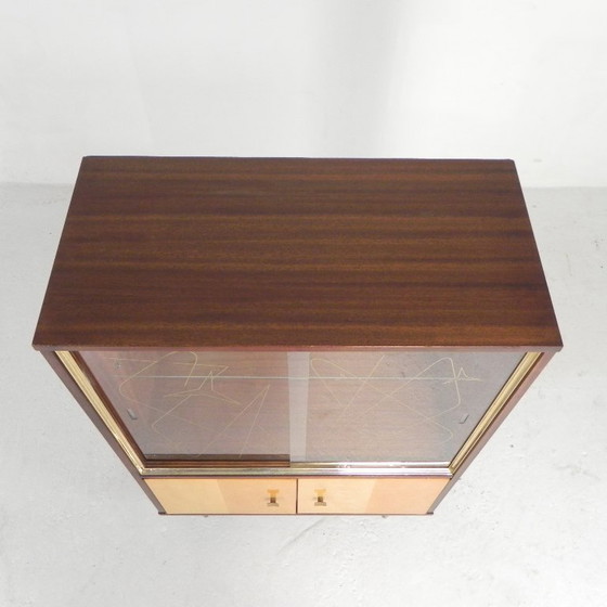 Image 1 of Vitrina de estilo futurista con puertas correderas de cristal, Bélgica, década de 1960.