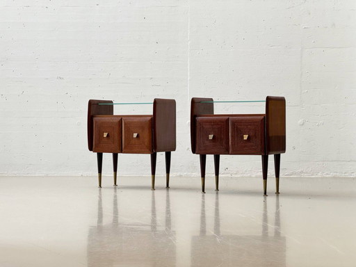 Ensemble de 2 tables de chevet en acajou de style milieu du siècle avec plateaux en verre, années 1960