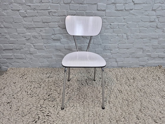 Image 1 of Sedie da cucina dal design vintage di Brabantia, in formica striata bianca e grigio chiaro, Paesi Bassi, anni '60 - Set di 2
