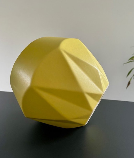 Image 1 of Pot de fleurs design à facettes géométriques jaunes