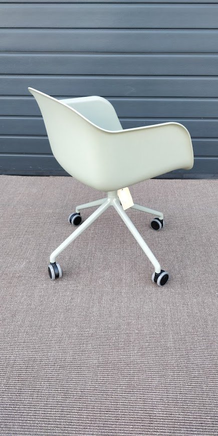 Image 1 of Poltrona Muuto Fiber verde chiaro con base girevole e rotelle