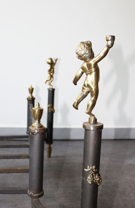 Image 1 of Paar vuurbokken en houtblokkenhouders van gietijzer en verguld brons, Empire-stijl, begin 19e eeuw