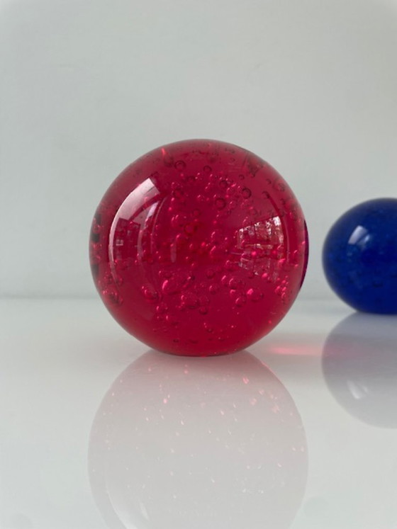 Image 1 of Juego de 4 esferas de cristal de IKEA, rojas y azules transparentes.