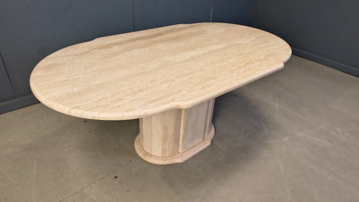 Mesa de comedor ovalada vintage de travertino, década de 1970.