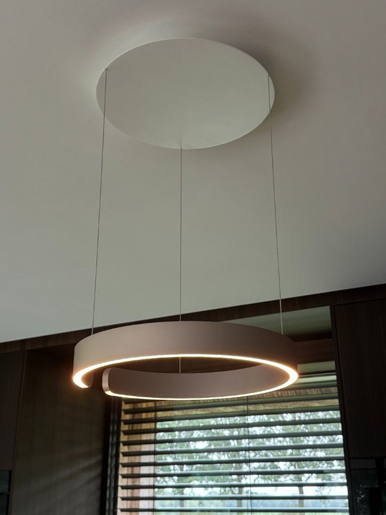 Zwei Pendelleuchten: 1x Occio Mito Sospeso 60cm Rose Gold und 1x Occio Mito Sospeso 40cm Matt Gold – Aluminium (photo 2 of 6)