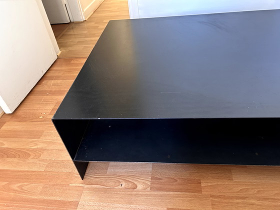 Image 1 of Mesa de centro de diseño de metal negro